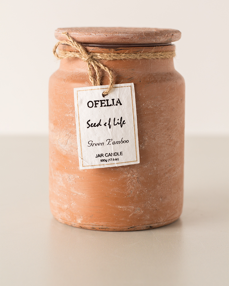 Velas aromáticas de la firma Ofelia Home & Decor color Pantone 2024.
